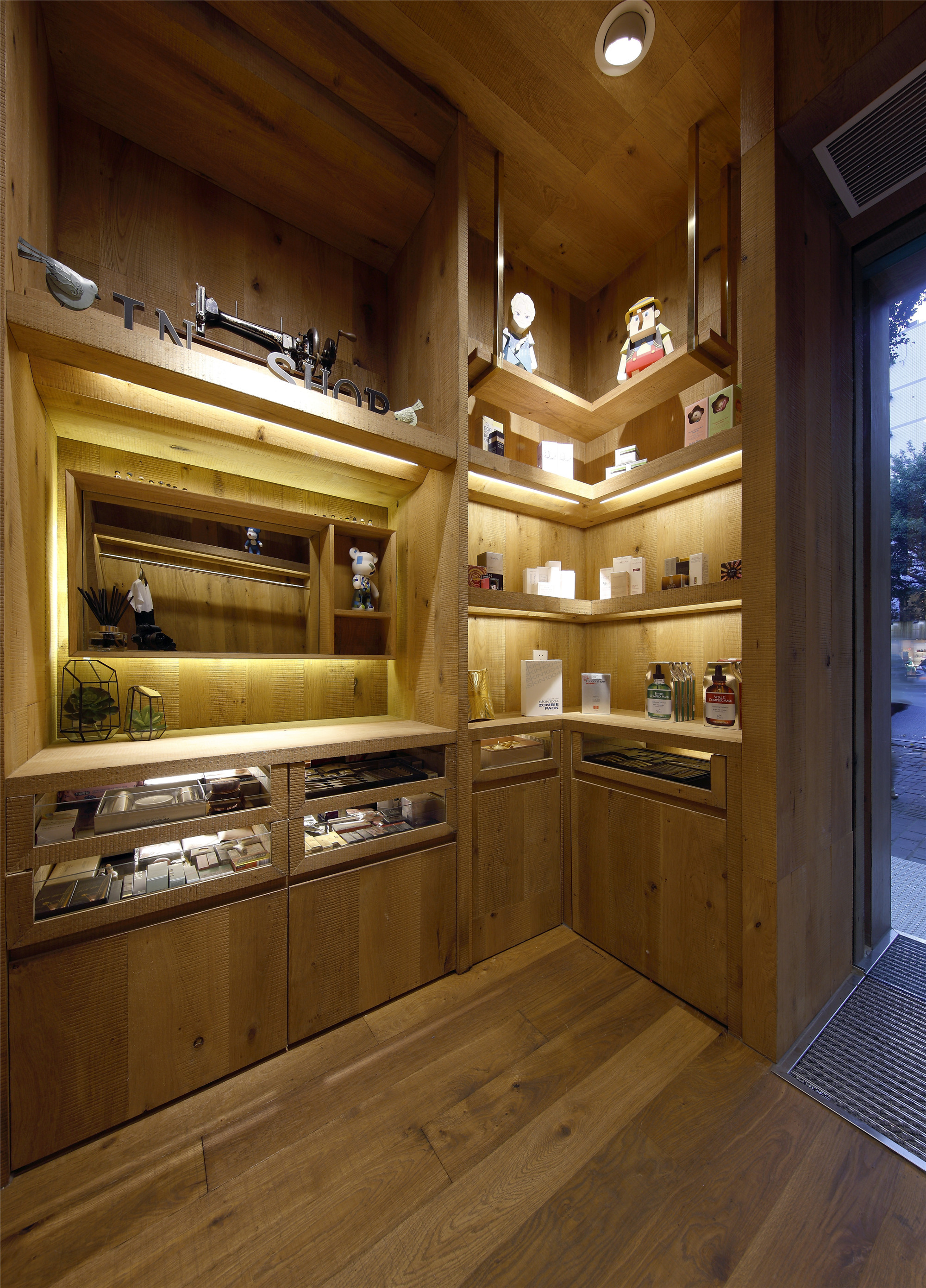 原木風格服裝店裝修設(shè)計-第5張圖片-上海古都建筑設(shè)計集團